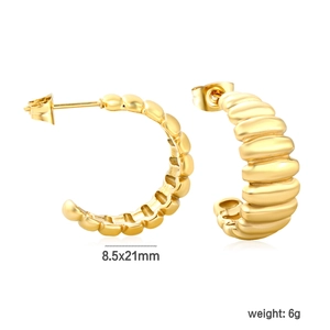 Vue détaillée des boucles d'oreilles créoles C torsadées en acier doré 18 carats