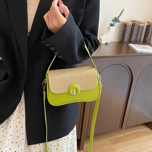 Piccola borsa a tracolla quadrata intrecciata verde e beige con chiusura in metallo