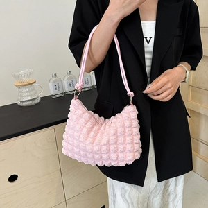 Borsa a spalla rosa con trama a bolle pieghettata e tracolla con nodo e anelli d'oro