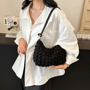 Borsa a nuvola nera minimalista con trama a bolle e tracolla plissettata da donna