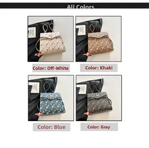 Vue détaillée de sacs à dos imprimés avec boucles dorées en forme de calèche royale