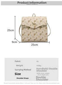 Vue détaillée du sac à dos beige à motif carrosse et boucle en métal doré en cuir PU