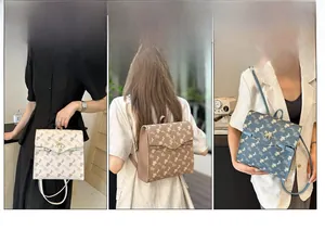 Sac à dos vintage à monogramme avec boucle cheval dorée en blanc, marron et bleu