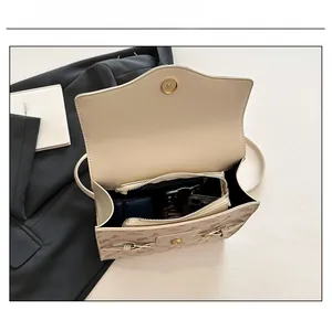Vue intérieure du sac cabas beige à motifs montrant la grande capacité et les poches