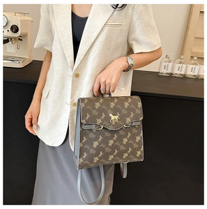 Détail du sac à dos gris avec motif calèche vintage et boucle métallique dorée