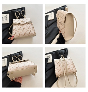Vue détaillée sur quatre angles du sac à dos beige à motifs de carrosse