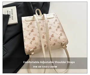 Détails des bretelles réglables et imprimé calèche sur sac à dos beige