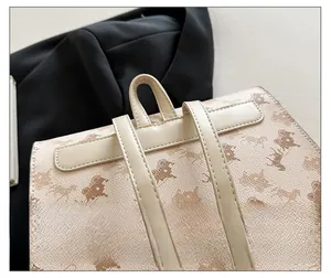 Détail du sac à dos imprimé vintage montrant la poignée et les coutures sur similicuir