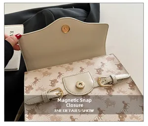 Détail du sac à main en similicuir crème avec imprimé carrosse et fermoir magnétique