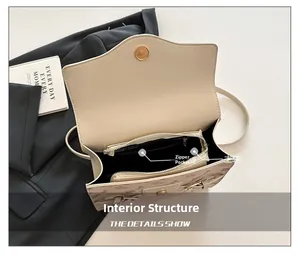 Détail du sac à bandoulière beige à motifs avec poche zippée et compartiment principal spacieux
