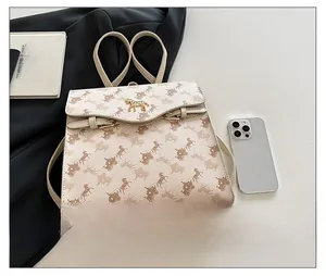 Vue détaillée du sac à dos vintage beige avec imprimé cheval et boucle dorée