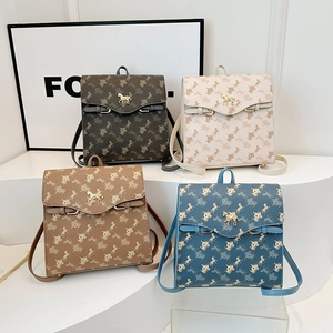 Sac à dos carré chic pour femme avec imprimé calèche et boucle métallique dorée élégante