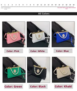 Vue détaillée des sacs bandoulière plissés avec poignées en perles et emblème floral en couleurs