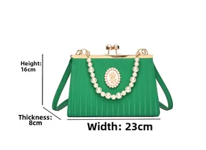 Détail du sac à main rétro plissé vert avec poignée en perles et décoration camée