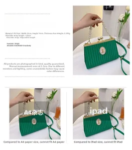 Détails du sac en similicuir émeraude avec anse perlée et comparatif de tailles