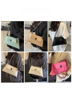 Sechs Stepptaschen in verschiedenen Farben getragen von Models für Büro-Outfits