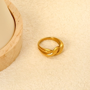 Bague vintage française en acier inoxydable doré avec design à double torsion élégante