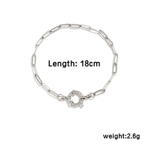 Detail of 18cm stainless steel paperclip chain bracelet with a round spring clasp