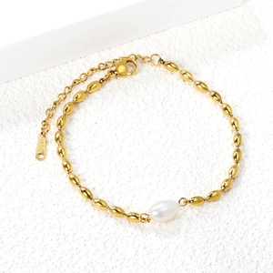 Eleganteres goldenes Edelstahlarmband mit ovalen Gliedern und einer weißen Tropfenperle