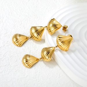 Elegant gold shell tassel drop earrings in stainless steel with a vintage beach style