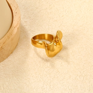 Dettaglio macro dell'anello irregolare in acciaio inossidabile placcato oro 18K su beige