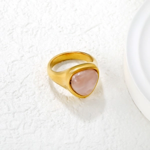 Minimalist 18K gold-plated stainless steel ring with heart-shaped rose quartz stone