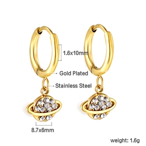 Détails de boucles d'oreilles en acier doré avec pendentif Saturne en zircon blanc