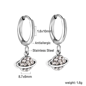 Vue détaillée montrant les dimensions des boucles d'oreilles Saturne en acier argenté