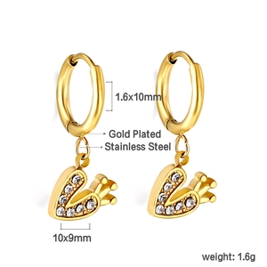 Détail de créole en acier doré avec pendentif cœur serti de zircons blancs brillants