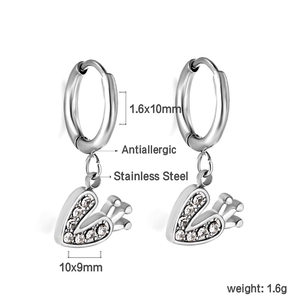 Détail de boucles d'oreilles cœur couronne en acier inoxydable hypoallergénique et cristal