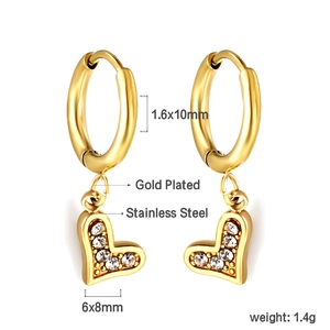 Vue détaillée des boucles d'oreilles cœur dorées avec incrustation de zircons blancs