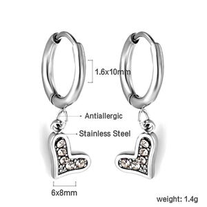 Détail de boucles d'oreilles cœur en acier avec cristaux blancs et dimensions