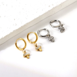 Détail de boucles d'oreilles créoles champignons en or et argent avec zircons