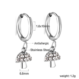 Détail de boucles d'oreilles champignons en acier inoxydable argenté serties de zircons