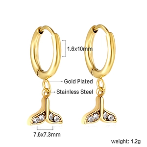 Détail des boucles d'oreilles en acier inoxydable doré avec pendentif queue de poisson