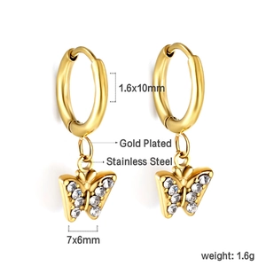 Détail des boucles d'oreilles papillon en acier inoxydable doré avec cristaux blancs