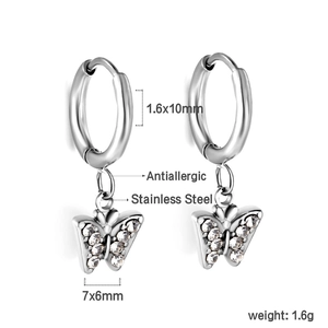 Vue détaillée des boucles d'oreilles papillon en argent et acier avec cristaux clairs