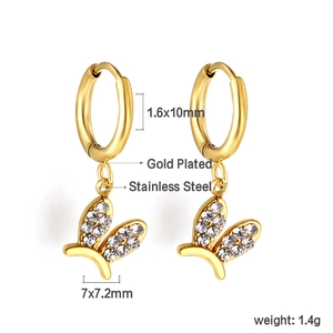 Détail des boucles d'oreilles papillon avec zircon blanc sur acier inoxydable doré