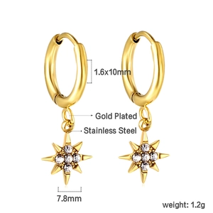 Vue détaillée des boucles d'oreilles étoile en acier doré avec cristaux et dimensions