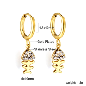 Détail macro de la boucle d'oreille arête de poisson dorée avec zircons blancs
