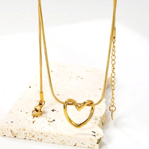 Collier à pendentif cœur doré minimaliste avec chaîne serpent et fini poli brillant