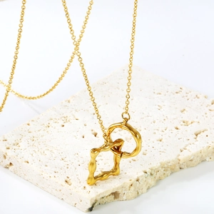 Collier en acier inoxydable plaqué or 18 carats avec pendentif géométrique double anneau