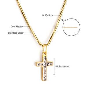 Vue détaillée du collier croix en acier doré avec spécifications de la chaîne 45+5cm