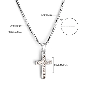 Détail macro du pendentif croix en acier avec zircons et dimensions de taille précises