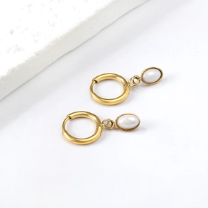 Golden oval faux pearl drop earrings in stainless steel with a vintage geometric design