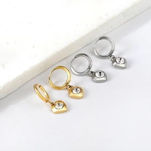 Boucles d'oreilles créoles cœur en or et argent avec cristaux brillants en acier
