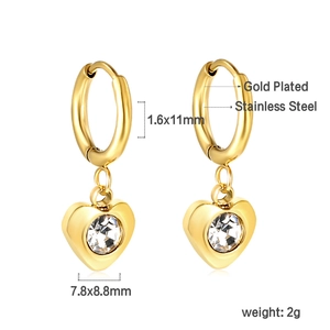 Dimensions détaillées des boucles d'oreilles cœur en acier plaqué or avec zircon