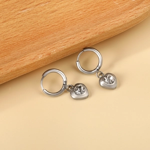 Boucles d'oreilles créoles cœur argentées avec zircons blancs brillants pour femmes
