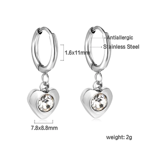 Vue détaillée des boucles d'oreilles cœur en acier inoxydable avec dimensions et pierre