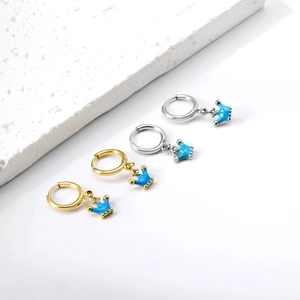 Verfijnde roestvrijstalen kroon oorbellen met blauw email en kristal in goud en zilver